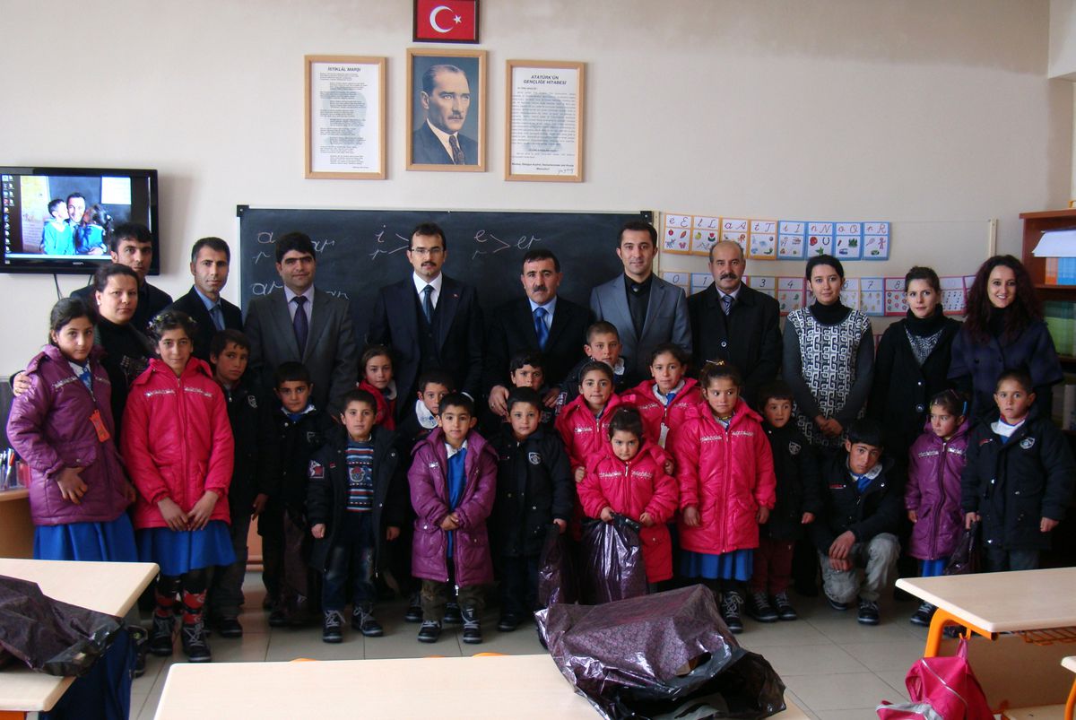 Diyadin\'de 300 Öğrenciye Giysi Yardımı