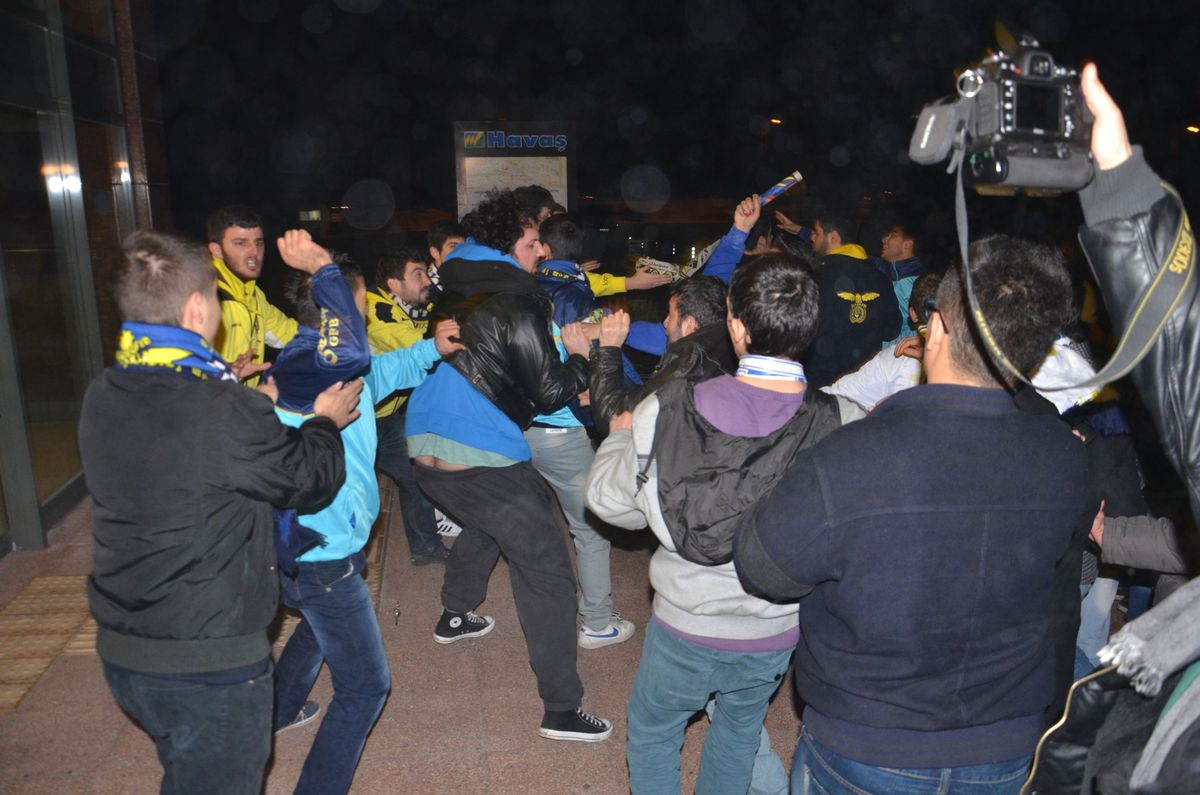 Fenerbahçe Taraftarı Havalimanında Tekme Tokat Birbirine Girdi