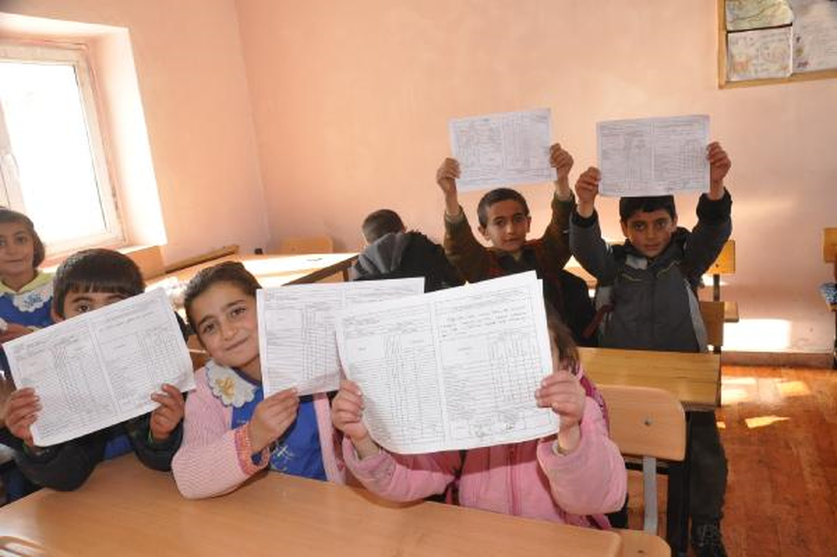 Hakkari\'de Öğrencilere Karne Hediyesi