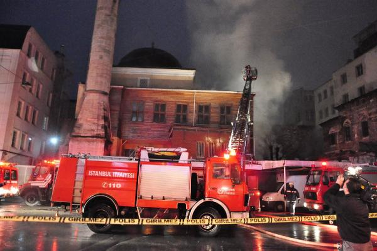 Karaköy\'deki Kemankeş Koca Mustafa Paşa Camii Yangını Ucuz Atlattı