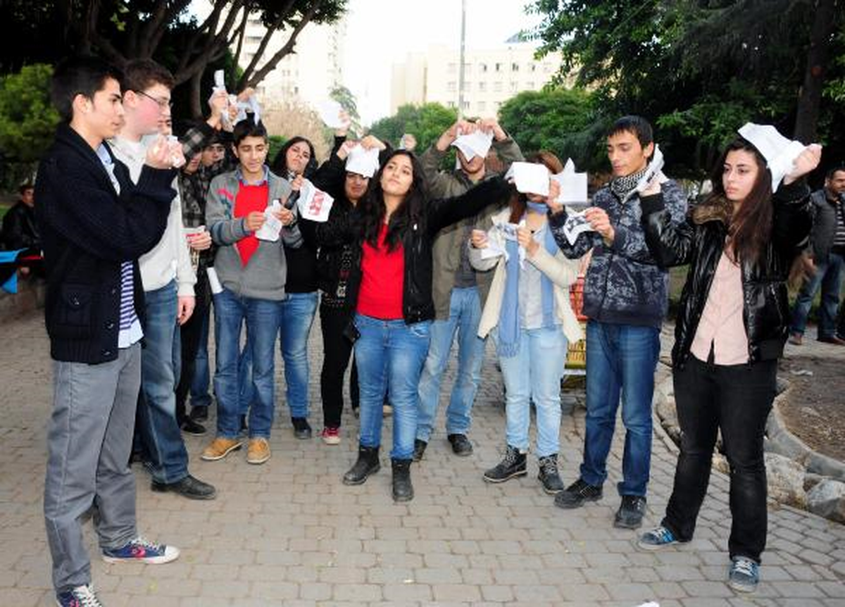 Liseli Bir Grup \'Karne Yırtma\' Eylemi Yaptı