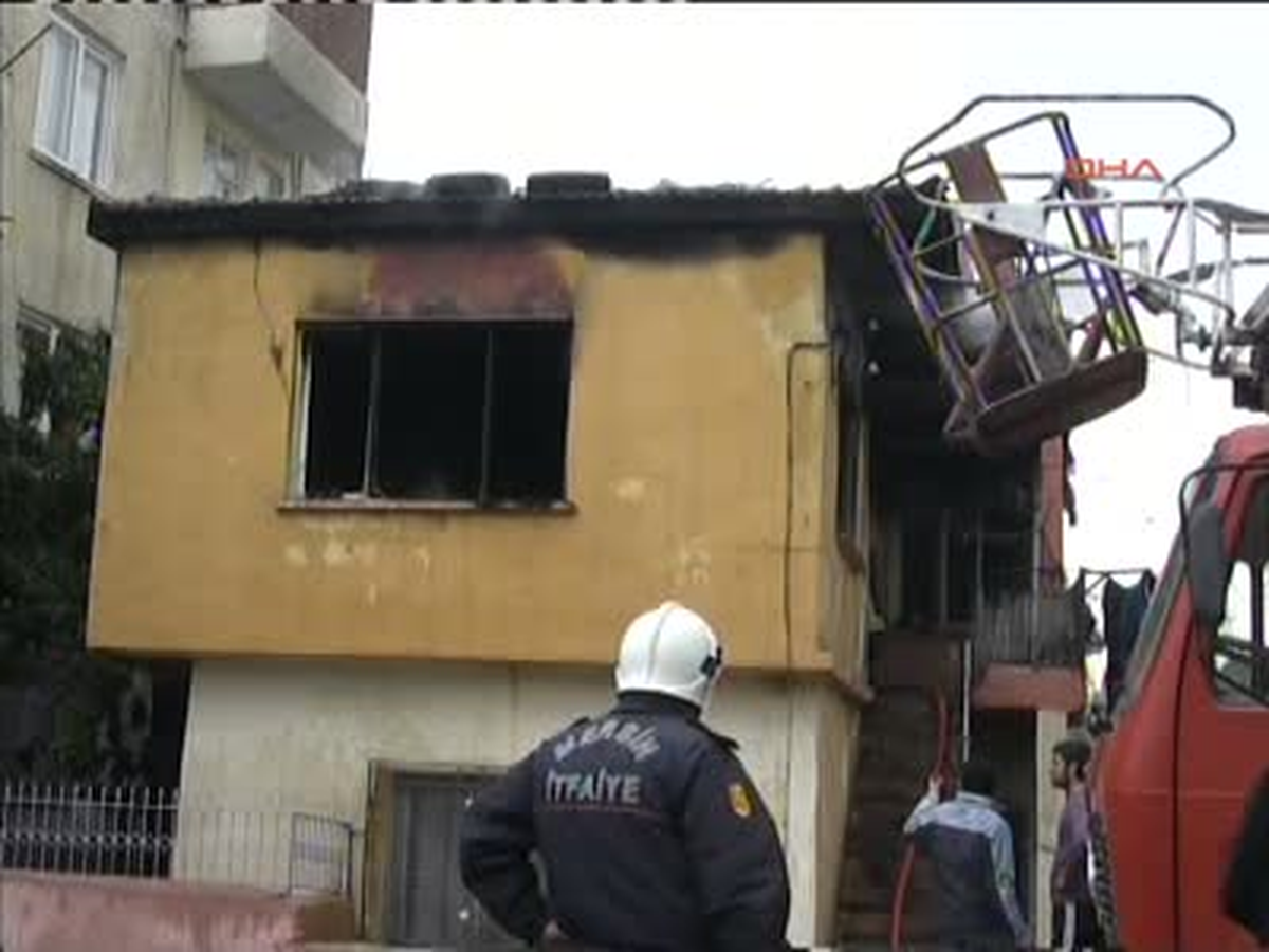 Mersin Ahşap Ev Yandı Ahşap Ev Yandı Mersin\'de Elektrik Kontağından Çıktığı Belirlenen Yangında...