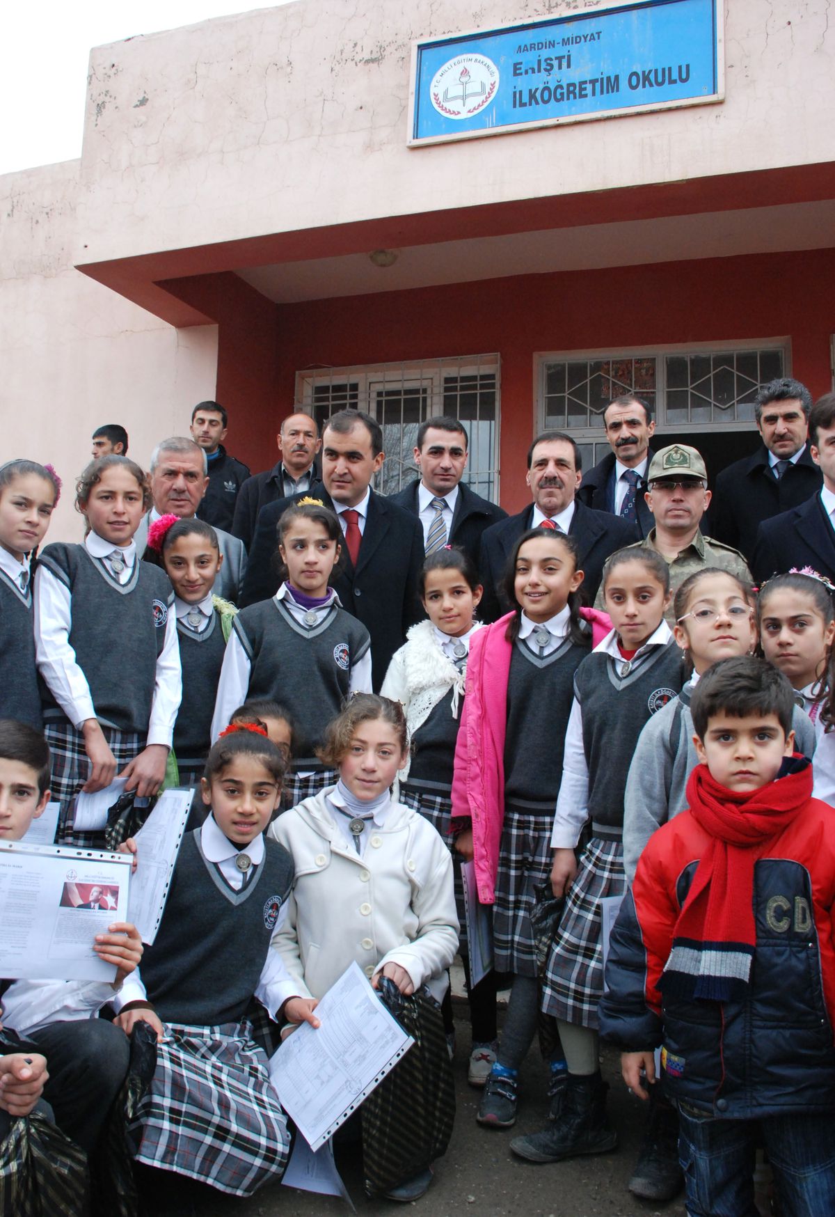 Midyat Kaymakamı Köy Okulunda Karne Dağıttı