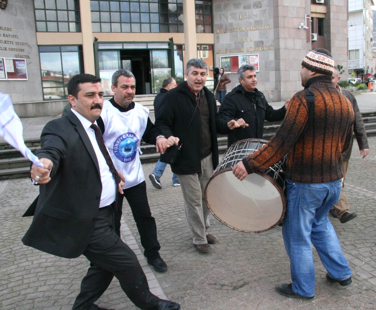 Milli Eğitim Bakanının Gidişine Halay Çekip, Kurban Kestiler