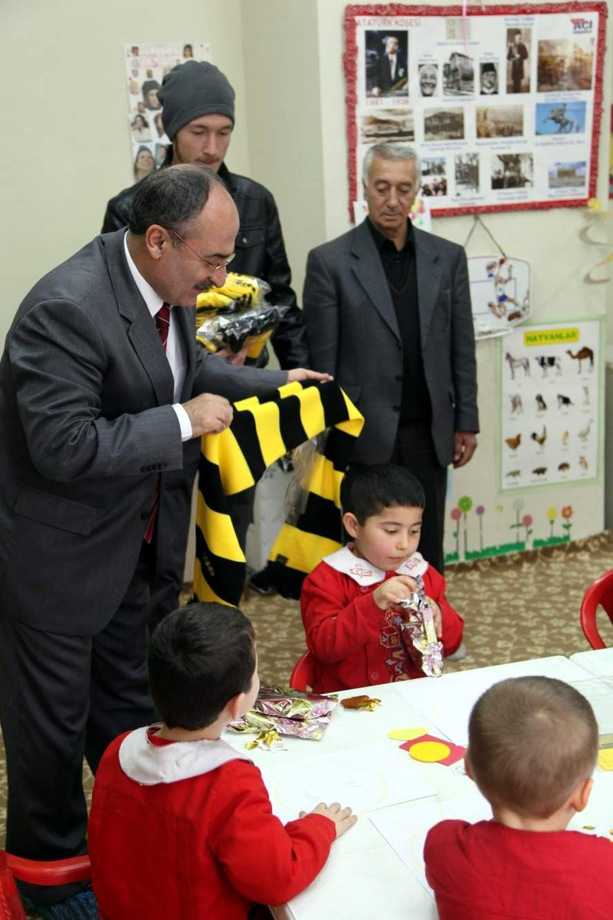 Obaf\'tan Köy Okullarındaki Öğrencilere Karne Hediyesi