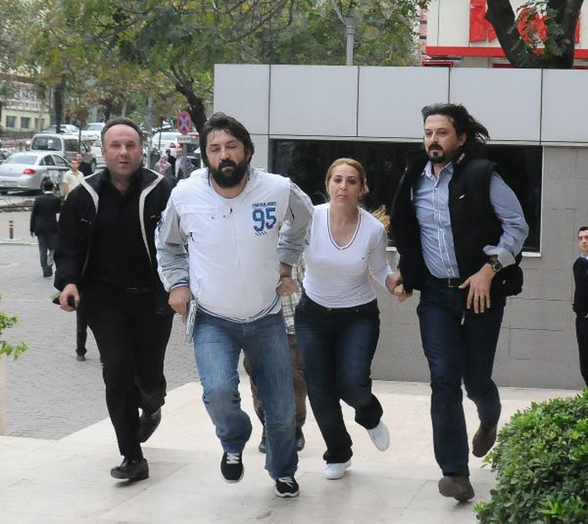 Polis Yaralayıp Annesini Kaçıran Yaşı Küçük Sanığa 5 Yıl 9 Ay Hapis Cezası