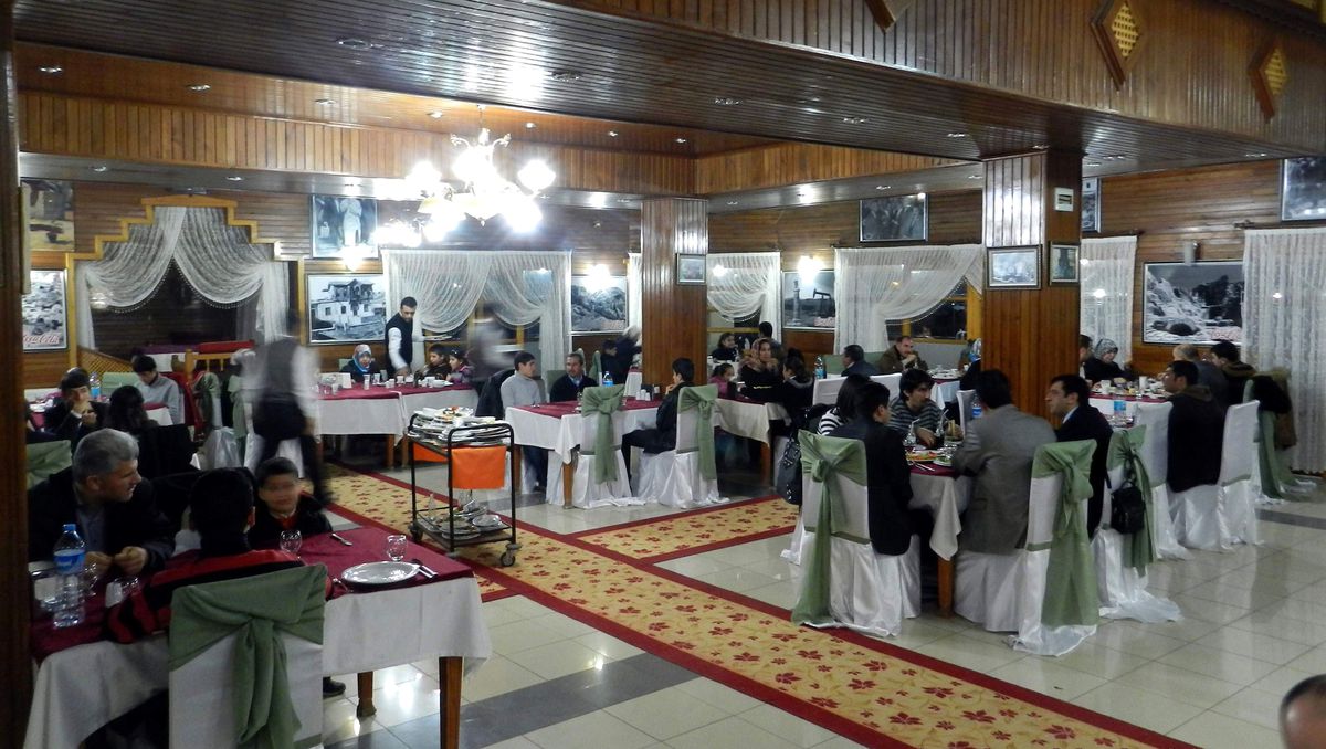 Polisler, Başarılı Öğrenciler ve Aileleriyle Yemekte Buluştu