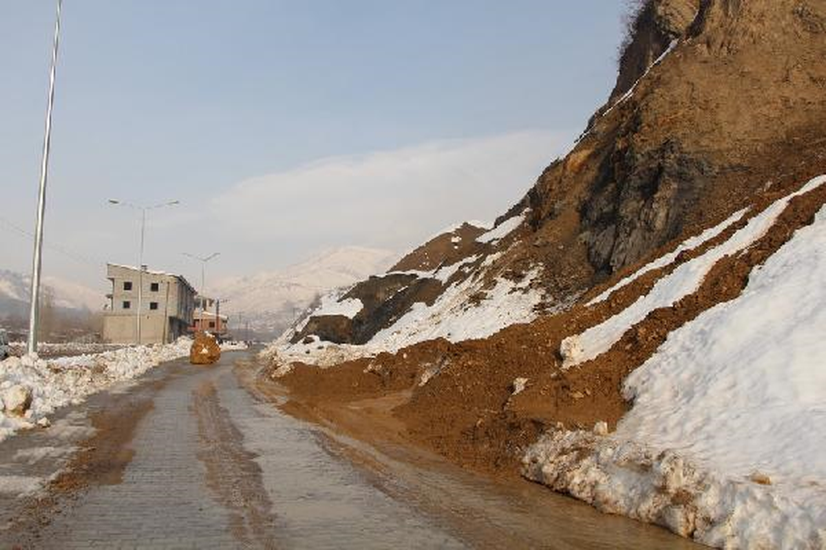 Şemdinli- Yüksekova Karayoluna Kaya Düştü
