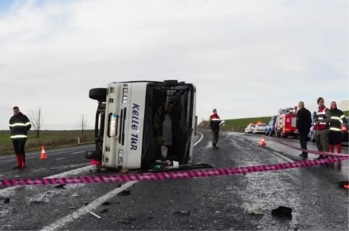 Tekirdağ\'da İşçi Servisi Devrildi: 1 Ölü, 14 Yaralı (Fotoğraflı