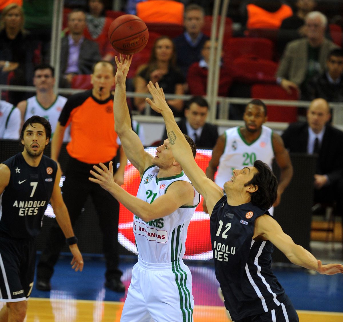 Zalgiris Kaunas, Anadolu Efes\'i Yendi