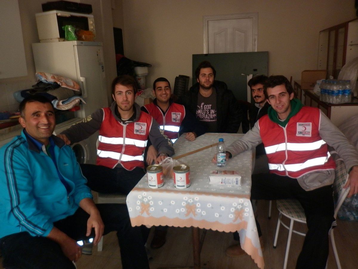 Urla Kızılay Şubesi Kandilde Kavurma Dağıttı