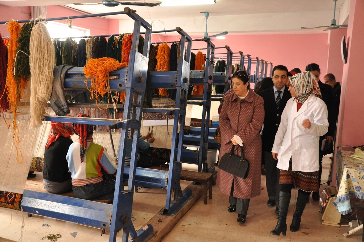 Vali Eşi Arzu Aydın, Toplum Merkezleri ile Halı ve Kilim Atölyelerini Ziyaret Etti