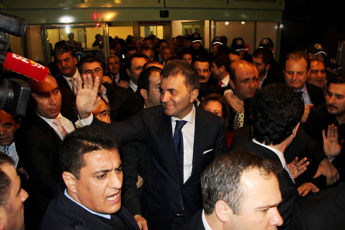 Ömer Çelik\'e Adana\'da Davullu-Zurnalı Karşılama
