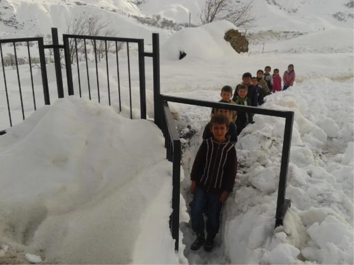 Yolu Kardan Kapalı Mezradaki 20 Öğrenci Karnelerini Alamadı