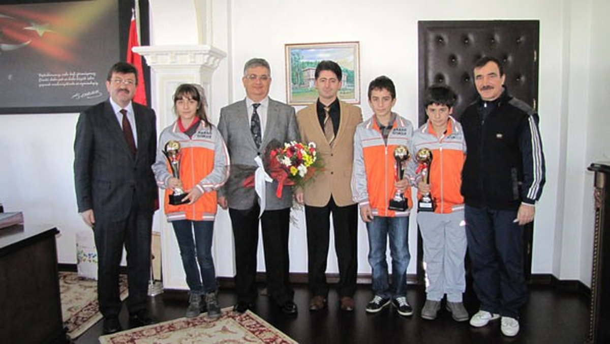 Akçakoca Esentepe İlköğretim Okuluna Voleybolda Ödül