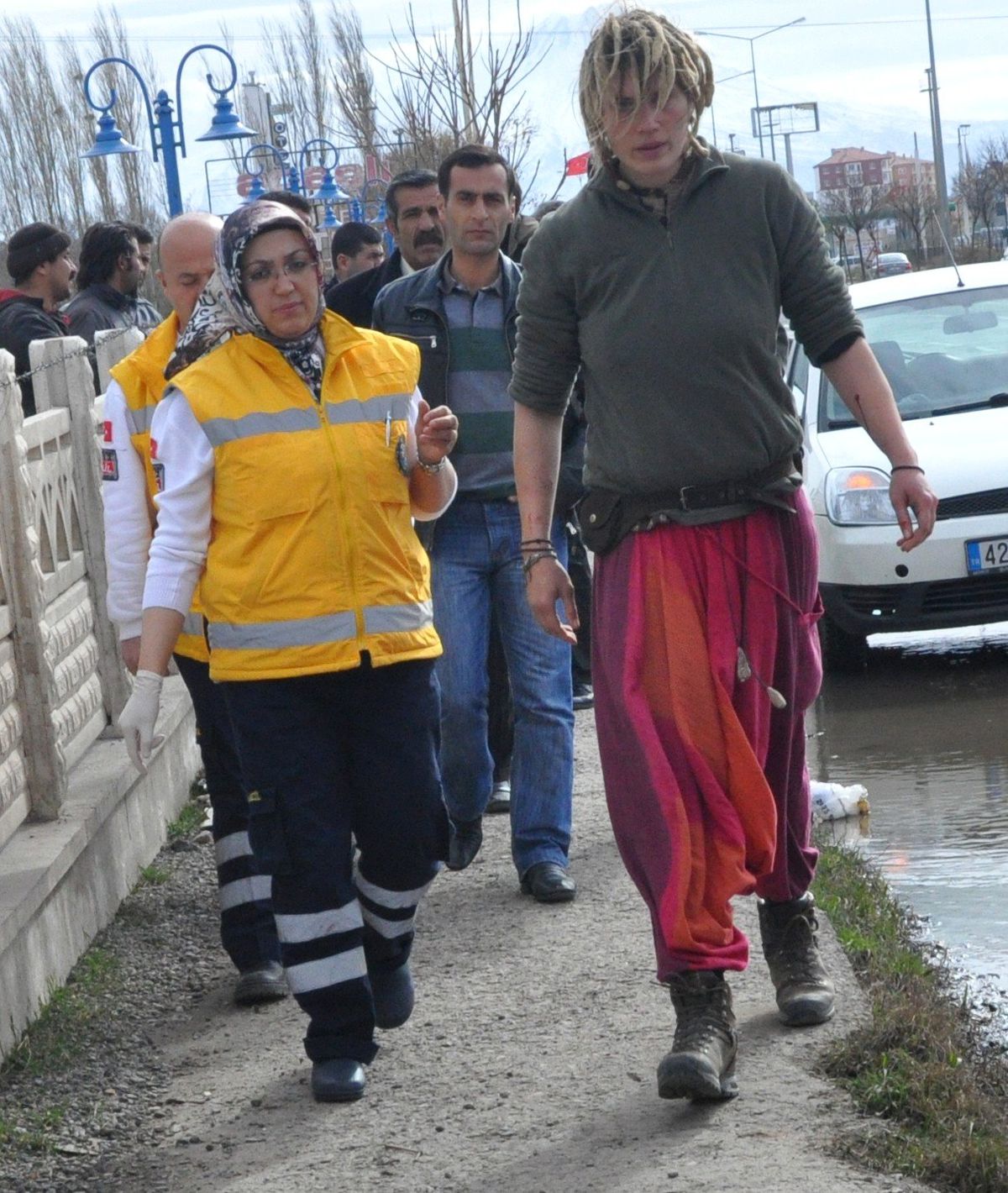 Alman Kadın Otostop Çekerken Köpeğin Saldırısına Uğradı