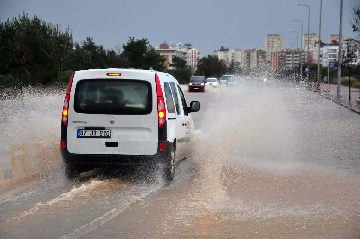 Antalya\'da Sağanak ve Kuvvetli Rüzgar Etkili Oluyor