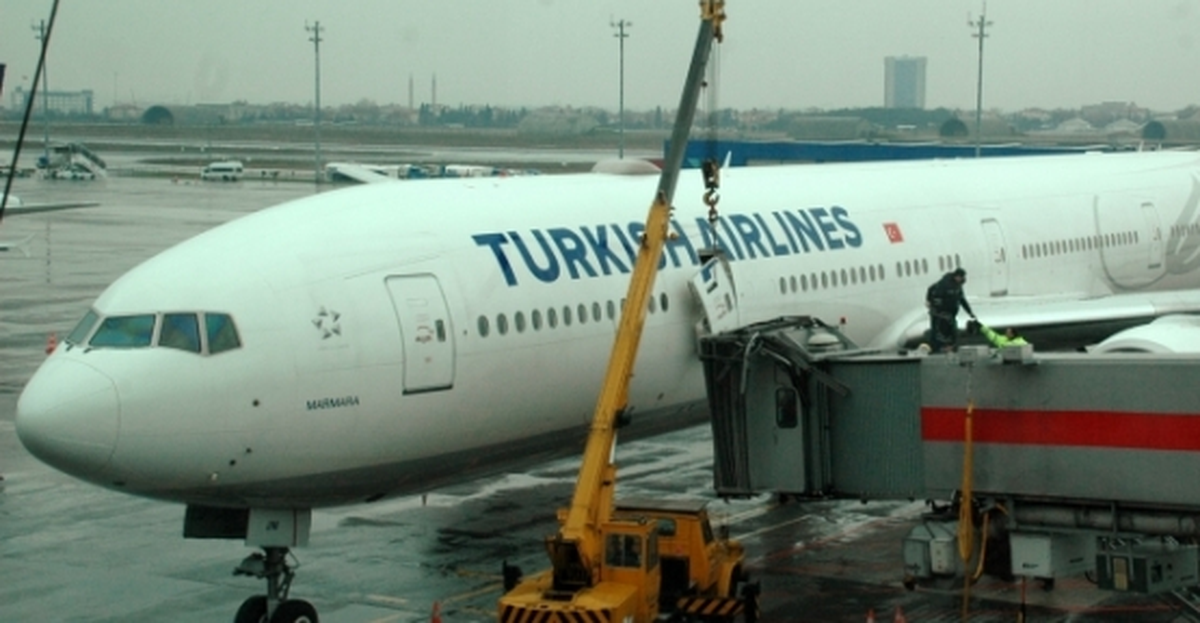 Arızalanan Körük Uçağın Kapısında Hasara Neden Oldu
