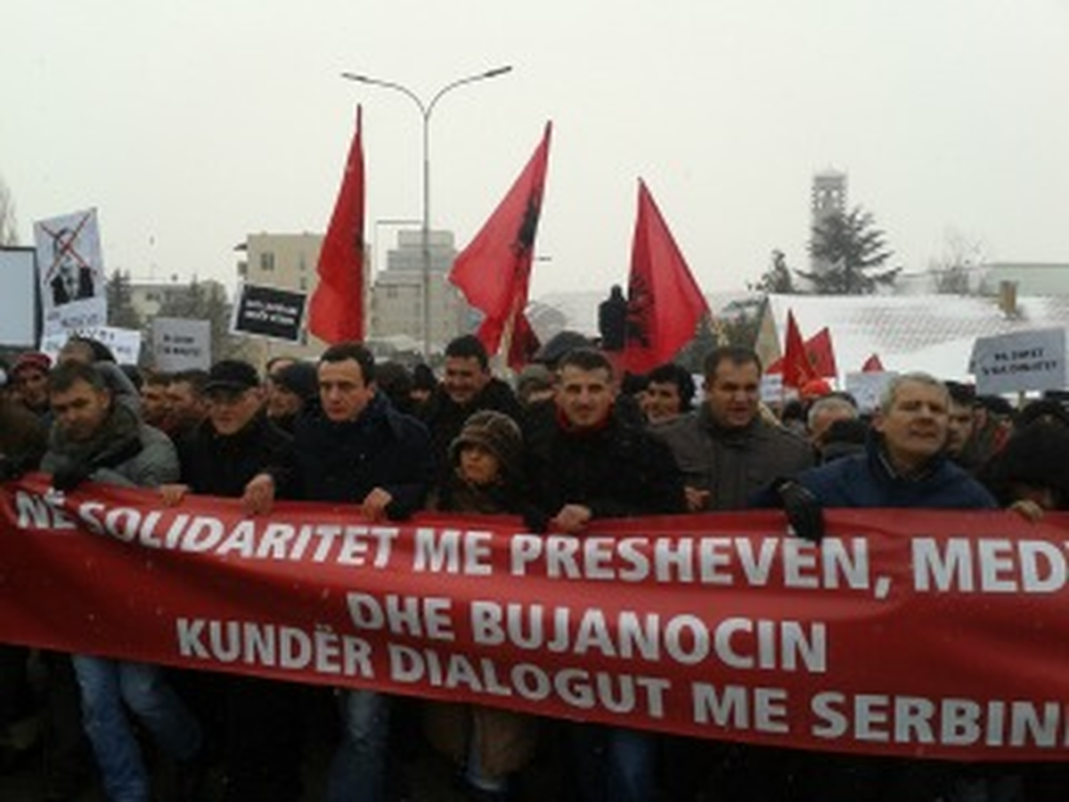 Binlerce Kosovalı Sırbistan\'ı Protesto Etti