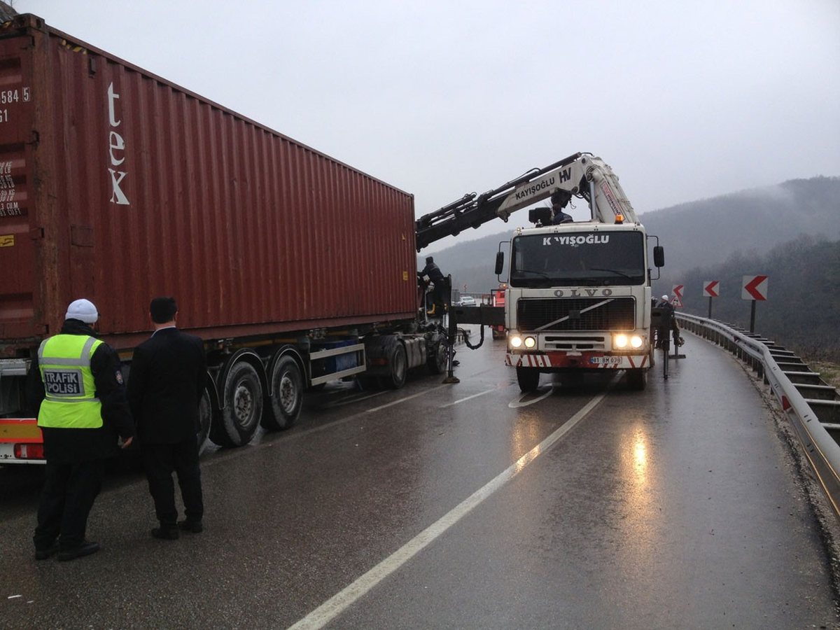 Bursa-İstanbul Yolu Kaza Sebebiyle 2 Saat Kapandı
