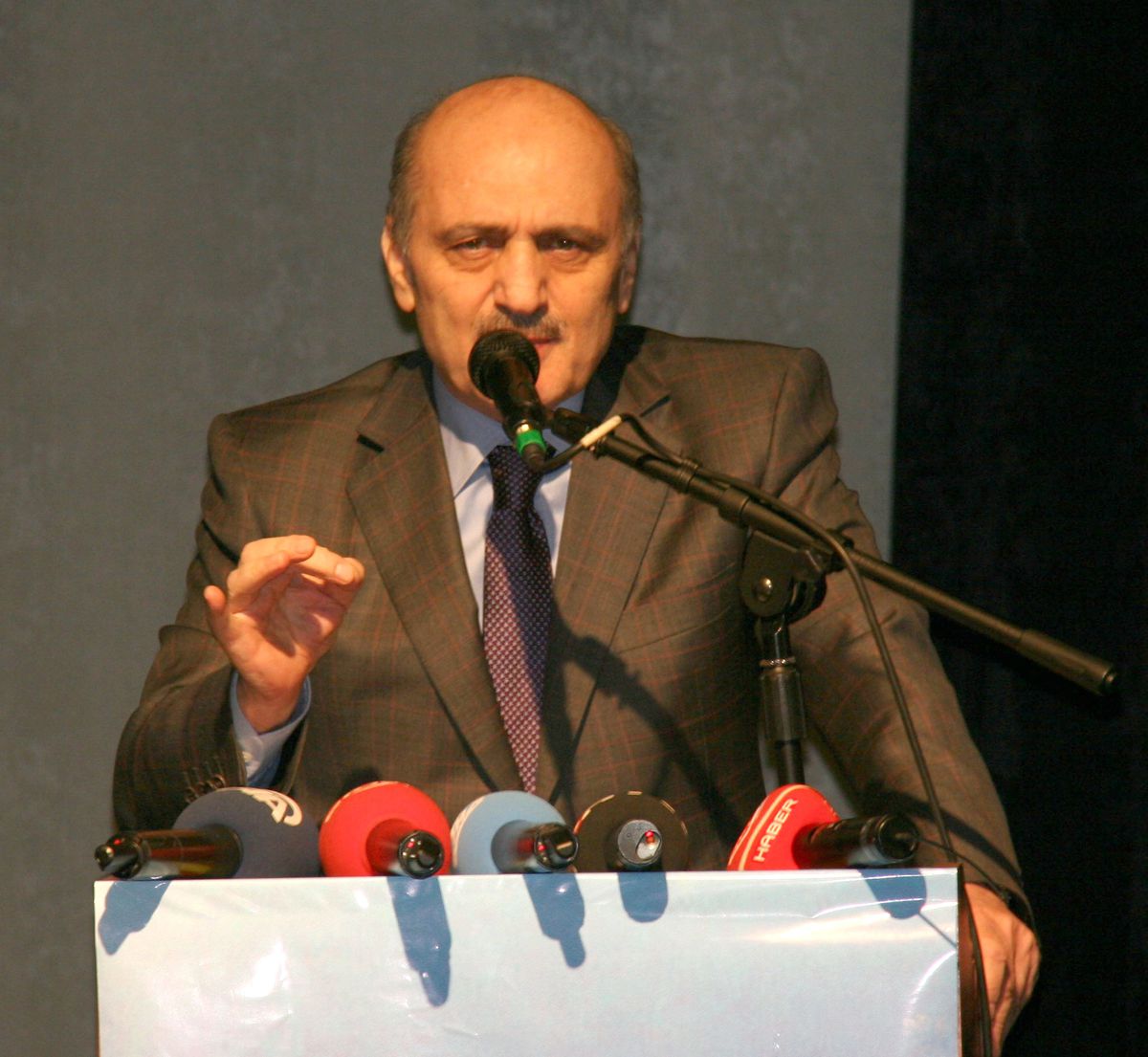 Çevre ve Şehircilik Bakanı Bayraktar."Akyazı Stadyum ve Spor Tesisi İnşaatı 14 Şubat\'ta İhaleye...