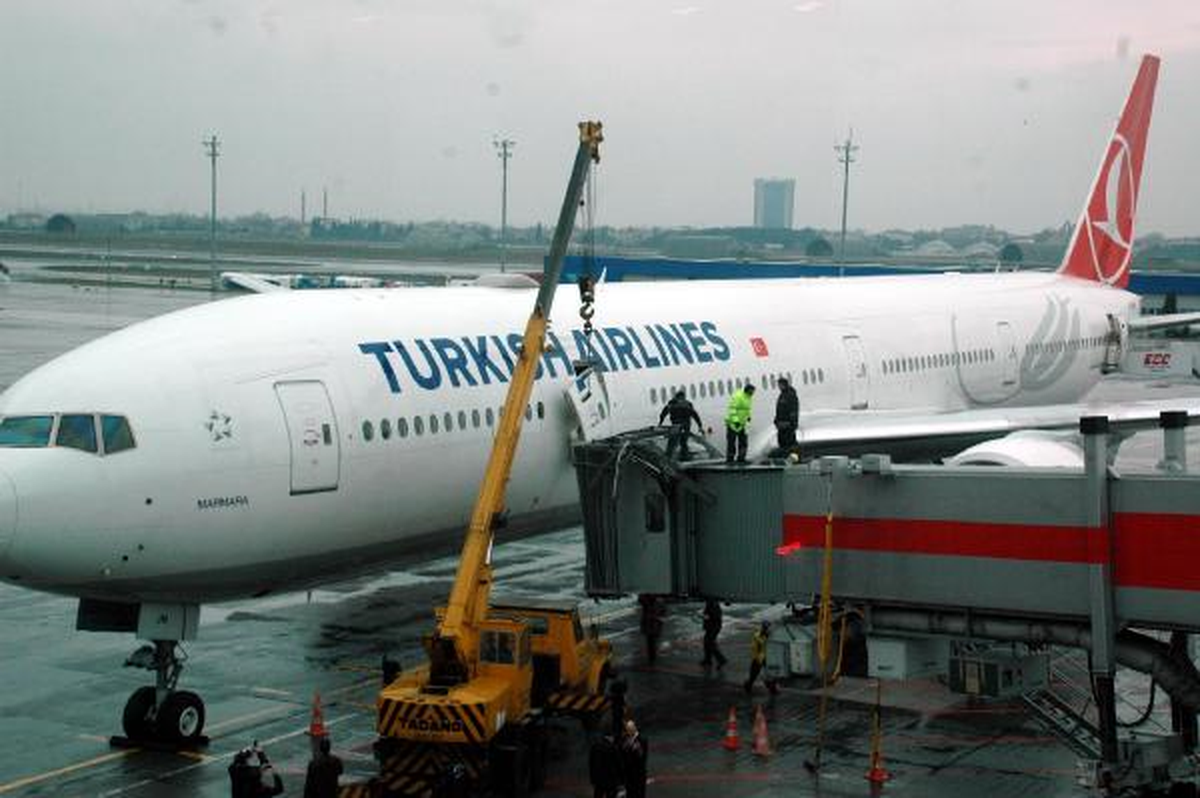 Çöken Yolcu Köprüsü Uçağın Kapısını Kopardı