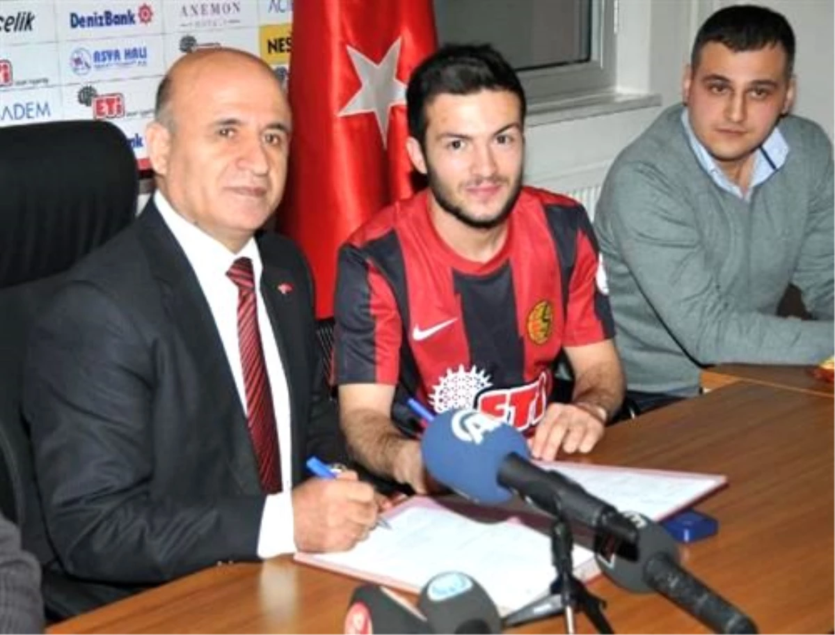 Eskişehirspor, Özgür Çek ile 3,5 Yıllık Sözleşme İmzaladı