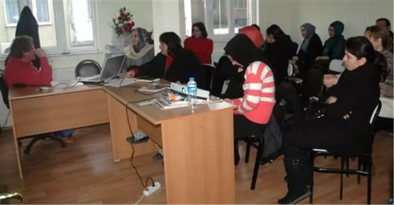 Eşme'de Esnaf Odaları ile Kosgeb Ortaklaşa Girişimcilik Kursu Başlattı