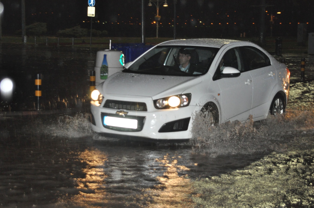 İzmir\'de Yağmur Yolları Göle Çevirdi