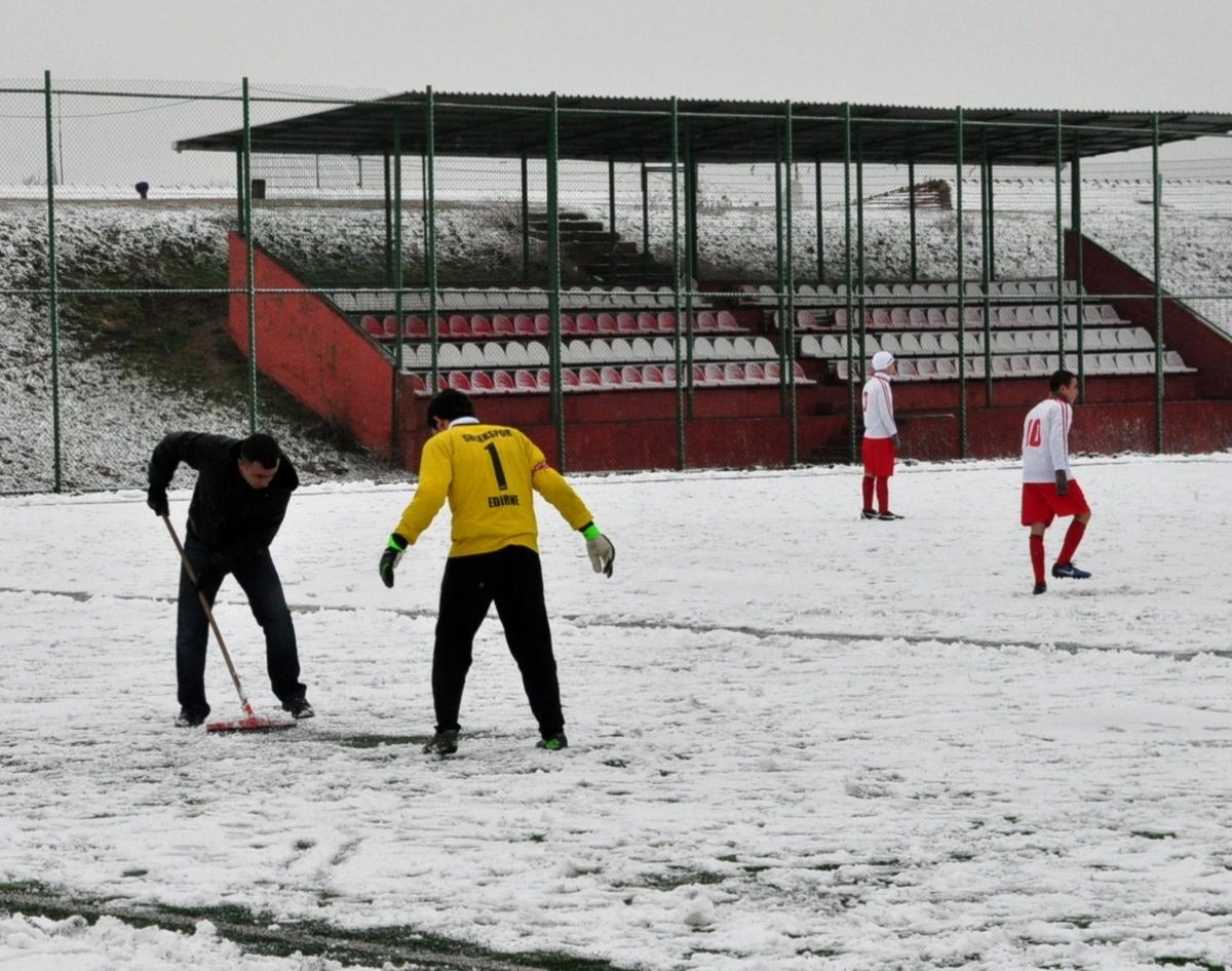 Kar Üstünde Futbol Maçı