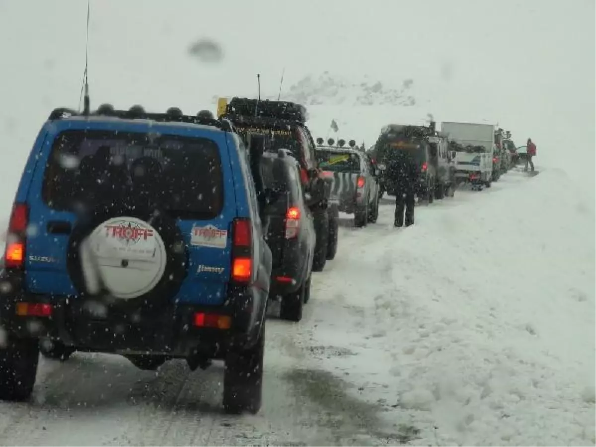 Karne Hediyesini Karlar Arasında Getirdiler