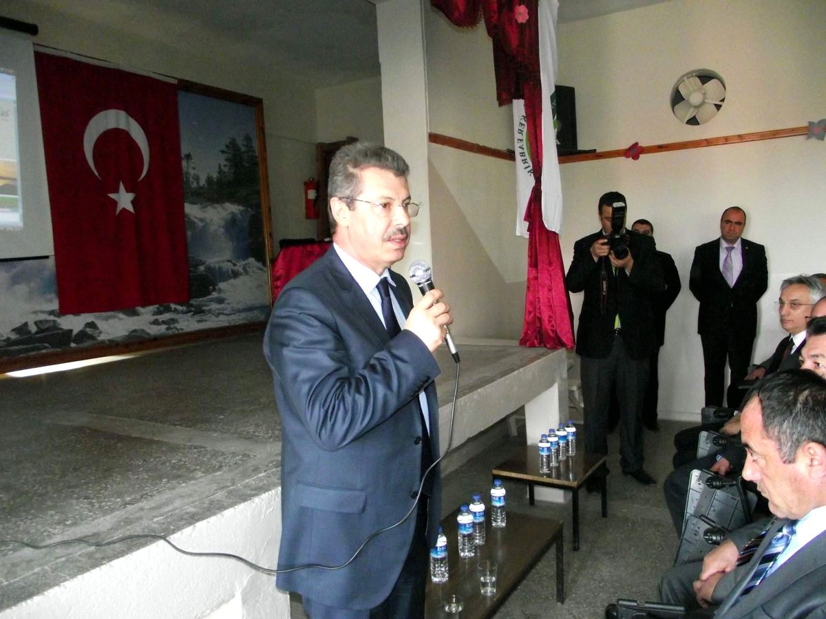 Kayseri Şeker Fabrikası Yönetim Kurulu Başkanı Hüseyin Akay, Gemerek\'te Çiftçileri Bilgilendirdi