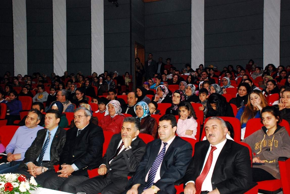 Melikgazi Belediyesi Çocuk Meclisi\'nden Dönem Sonu Gösterisi
