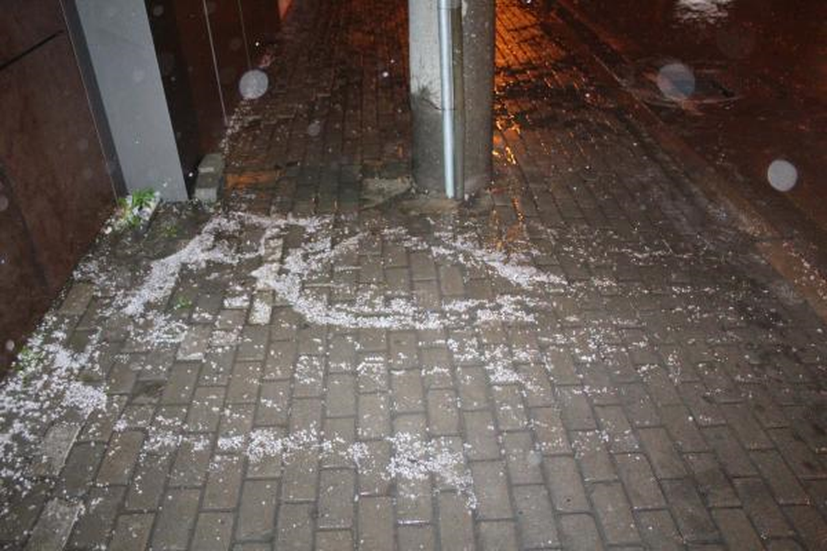 Sağanak Yağmur Yolları İzmir\'de Göle Çevirdi