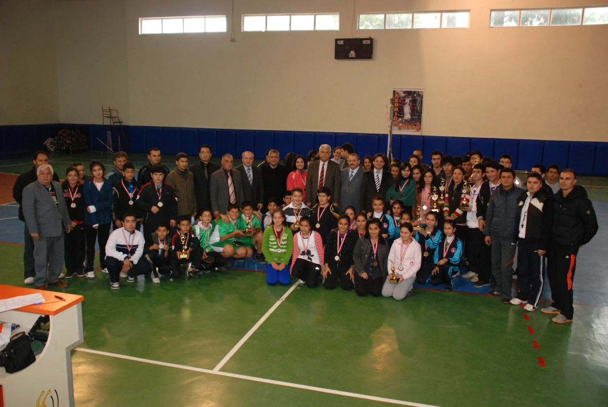 Silifke\'de Masa Tenisi Turnuvasında Dereceye Girenler Ödüllendirildi