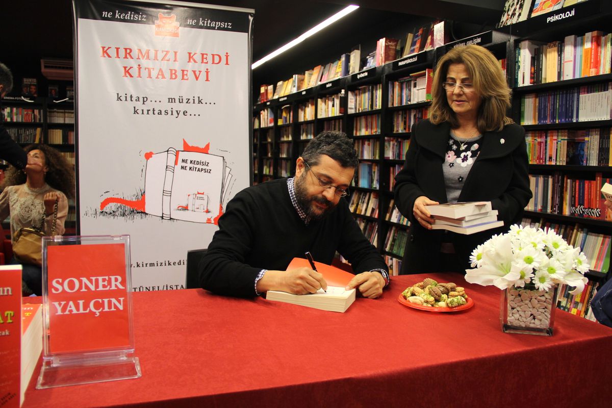 Soner Yalçın İzmirli Okurları ile Buluştu