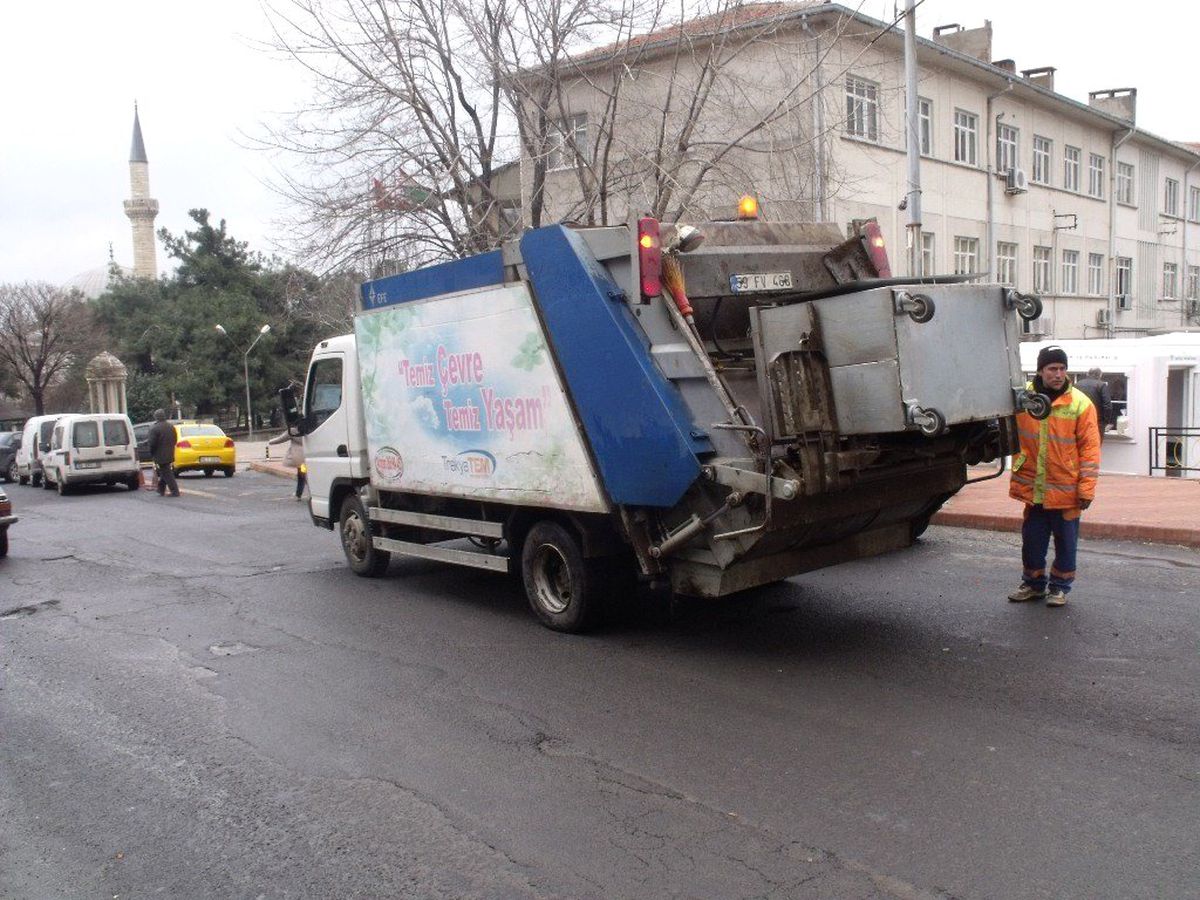 Tekirdağ Belediyesi Cami ve Okulları Temizliyor