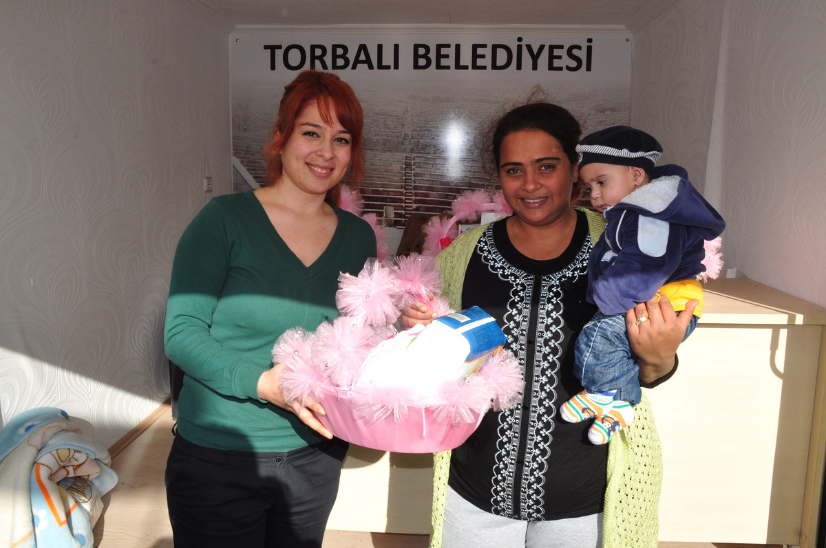 Torbalı Belediyesi\'nden Yeni Doğum Yapan Annelere Hediye Paketi