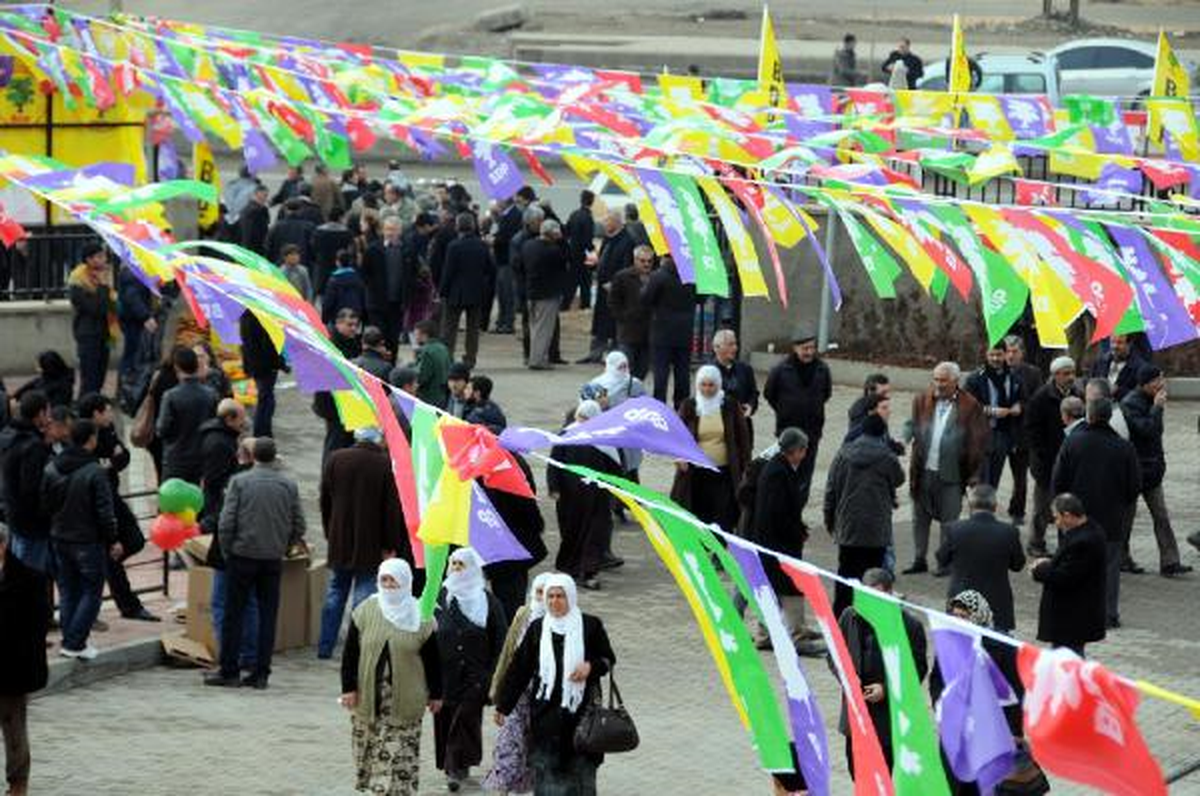 Türk Bayraklı Kongrede Konuşan BDP\'li Kışanak: Müzakere Bir Tarafa Sus Denilerek Yürütülemez