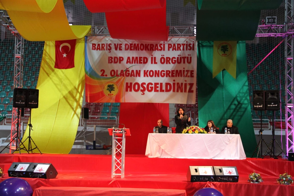 BDP Kongresinde Türk Bayrağı