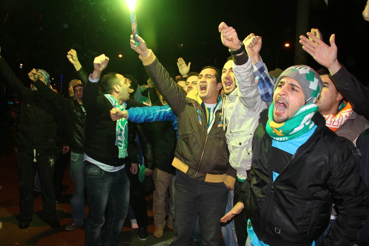 Bursaspor Taraftarı Özlüce Tesisleri\'ne Akın Etti