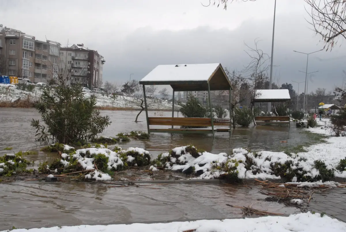 Çanakkale\'de Sarıçay Taştı