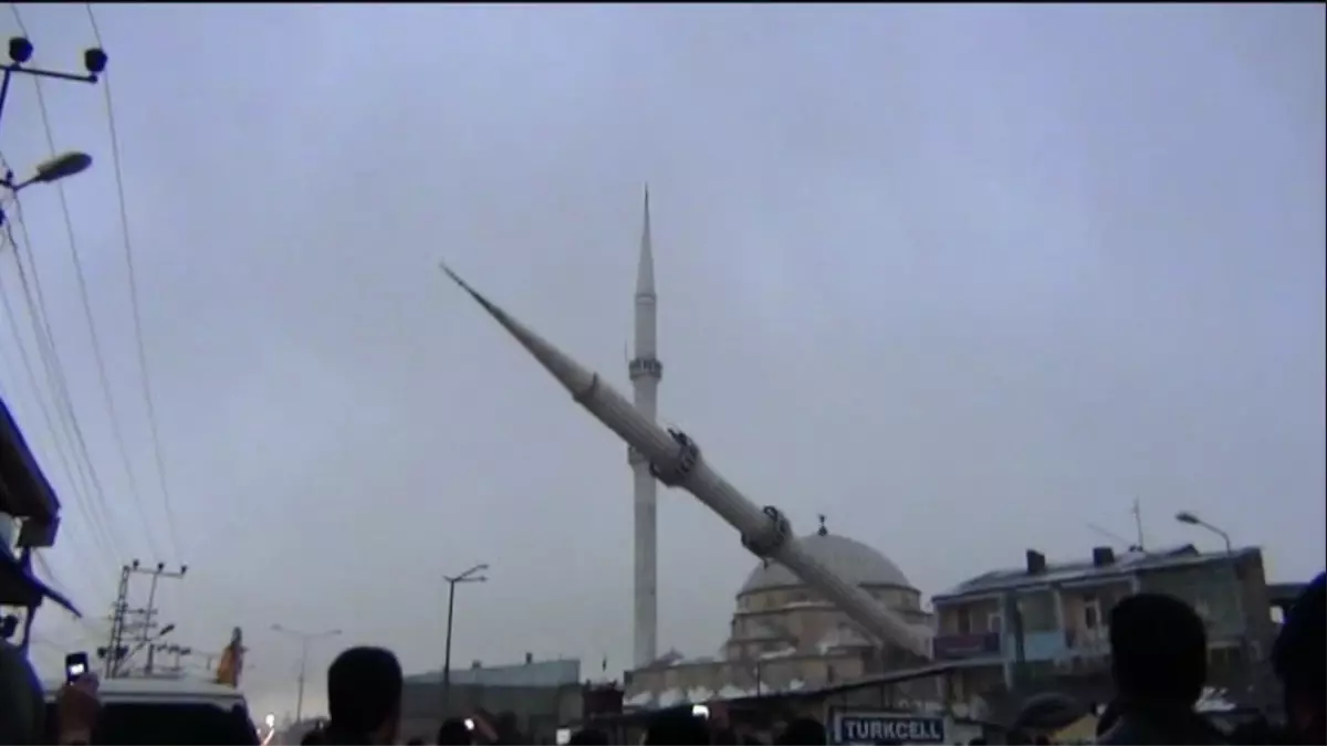 Erciş\'te Caminin Minaresini Hayatlarla Yıktılar