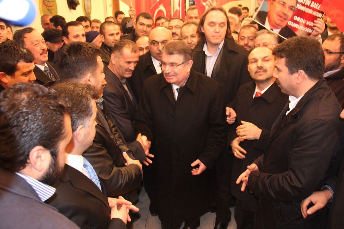 Eski Bakan Şahin\'e Hemşehrilerinden Karşılama