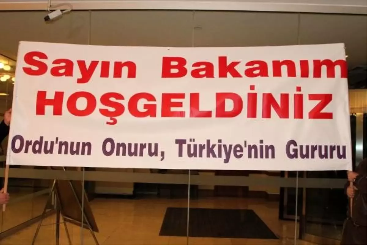 Eski Bakan Şahin\'e Vıp Karşılama