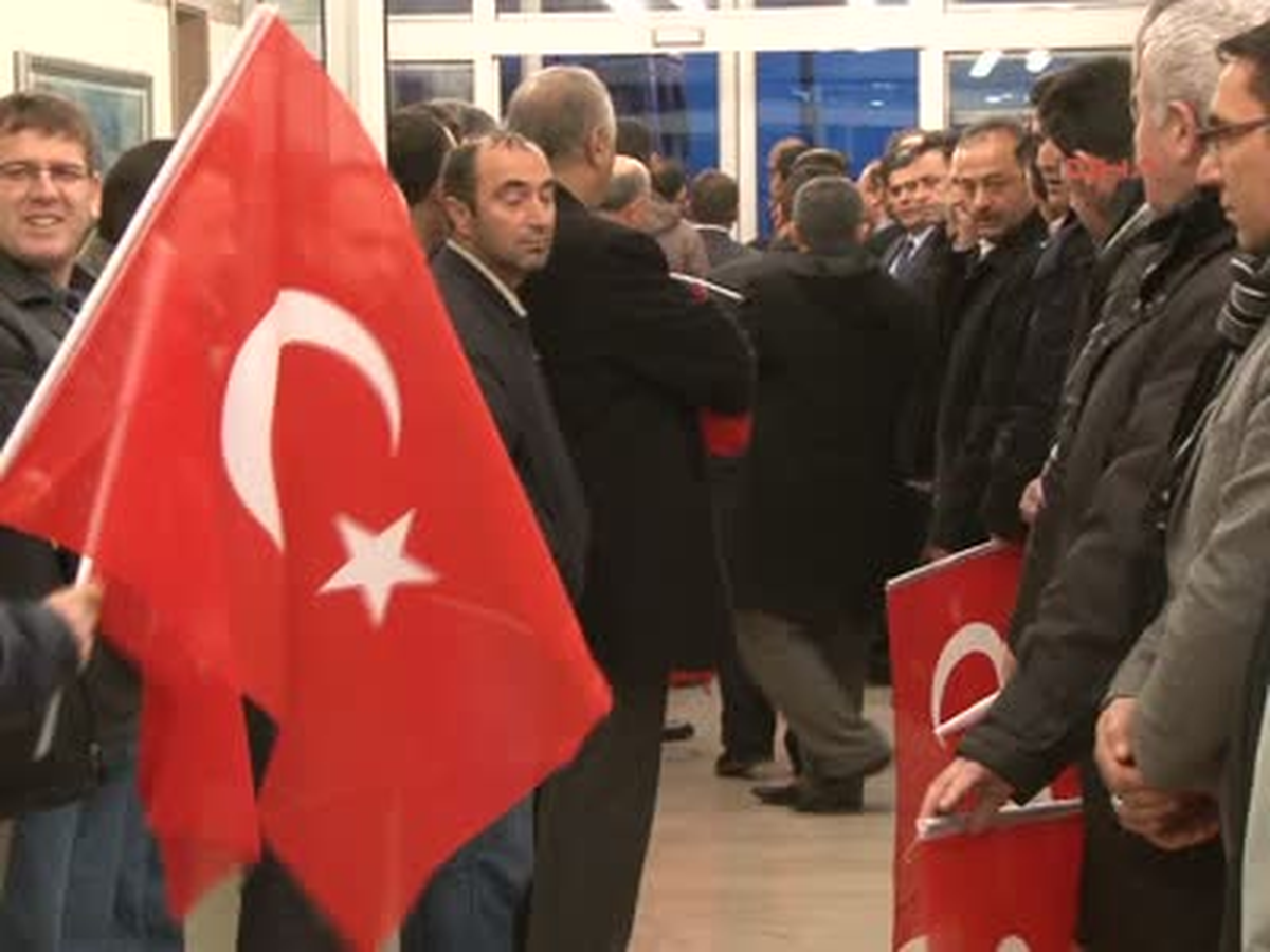 Eski Bakana Bayraklı Posterli Karşılama