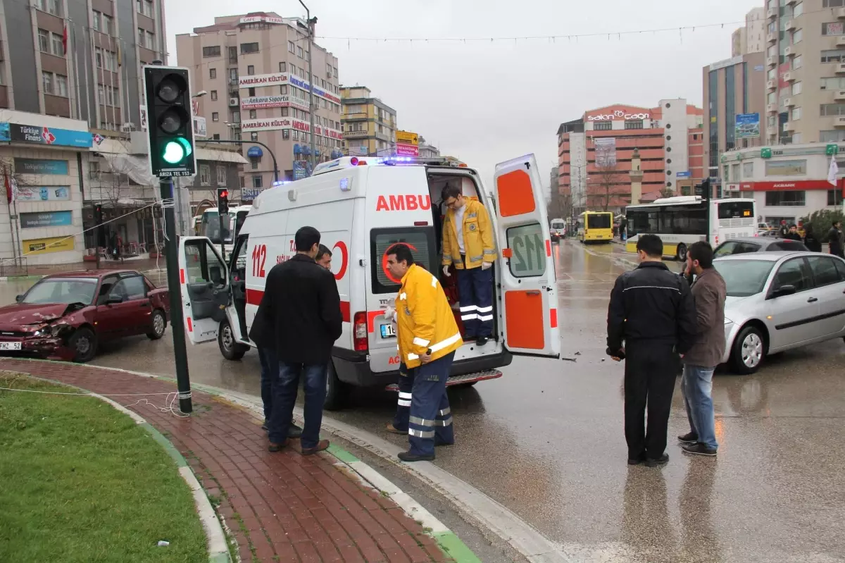 Kırmızı Işık İhlali Yapınca Kaza Yaptılar
