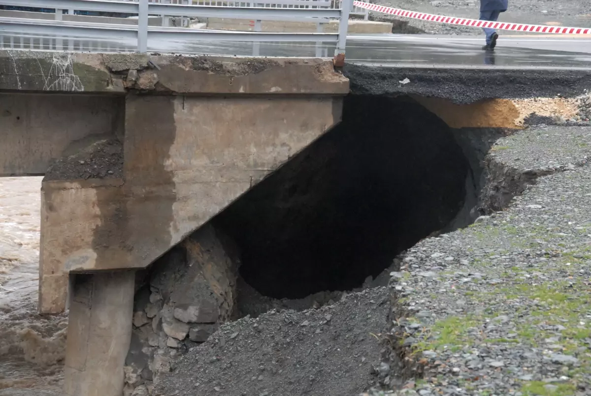 Köprü Çökme Tehlikesi Nedeniyle Kapatıldı