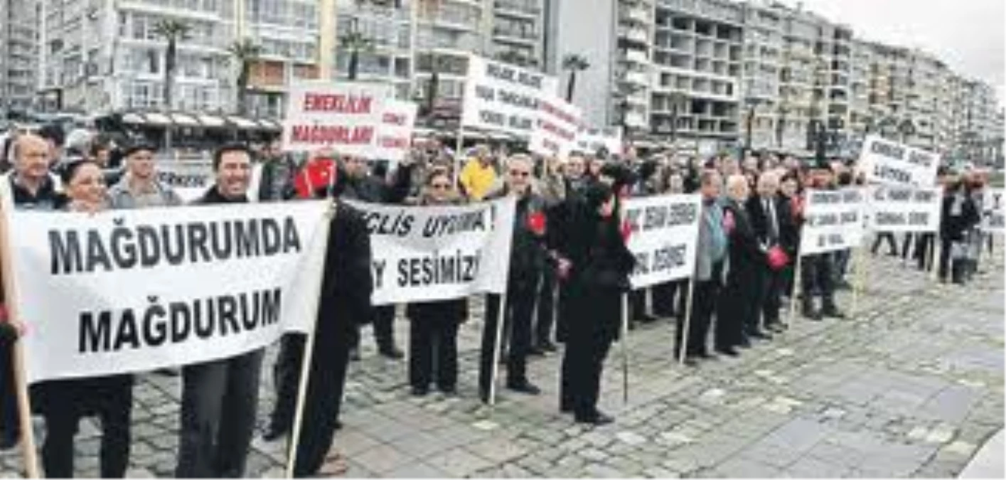 Yaşa Takılan Emekliler Kadıköy\'de Eylem Yaptı