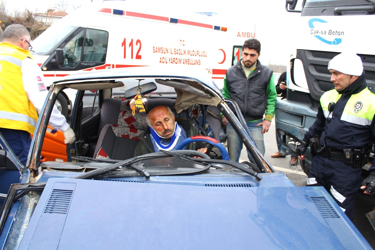 Beton Mikseri Otomobile Çarptı: 1 Yaralı